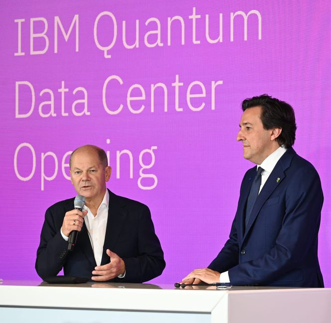 Bundeskanzler Olaf Scholz (links) und Dario Gil, der globale Entwicklungschef der IBM, beim Festakt zur Einweihung des Quantenrechenzentrums des Konzerns in Ehningen.
