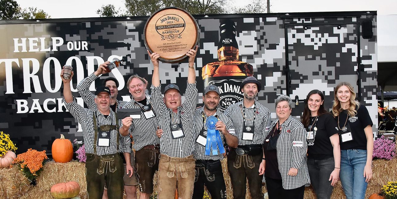 Sieger mit der weltbesten Grillsauce. Das Team „Black Forrest“ von links: Marcus Schneider, Martin Kohler (Freudenstadt), Stephan Schlecht, Heinz Schaal, Andreas Baral, Martin Kohler (Malmsheim), Doris Schaal und als Fans die beiden Töchter von Stephan Schlecht Nina und Maralena Schlecht.