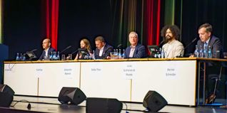 Die sechs OB-Kandidaten stellten sich am Montagabend in der Böblinger Kongresshalle vor: Dr. Stefan Belz, Fridi Miller, Aleksandar Blazevski, Stefan Thien, Lucas Guimarães de Macêdo  und Werner Schneider (von links).