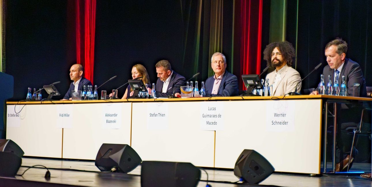 Die sechs OB-Kandidaten stellten sich am Montagabend in der Böblinger Kongresshalle vor: Dr. Stefan Belz, Fridi Miller, Aleksandar Blazevski, Stefan Thien, Lucas Guimarães de Macêdo und Werner Schneider (von links).