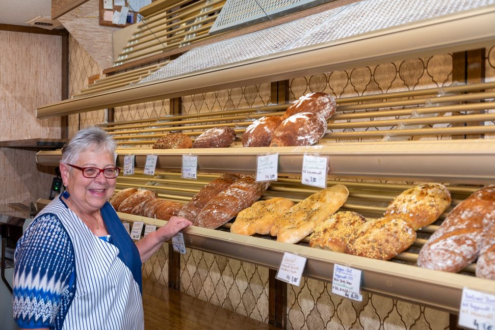 Christa Schimpf steht fast immer alleine in der Bäckerei, dazu kommt noch die Büroarbeit. Am 3. August soll damit Schluss sein. Bild: Nüßle