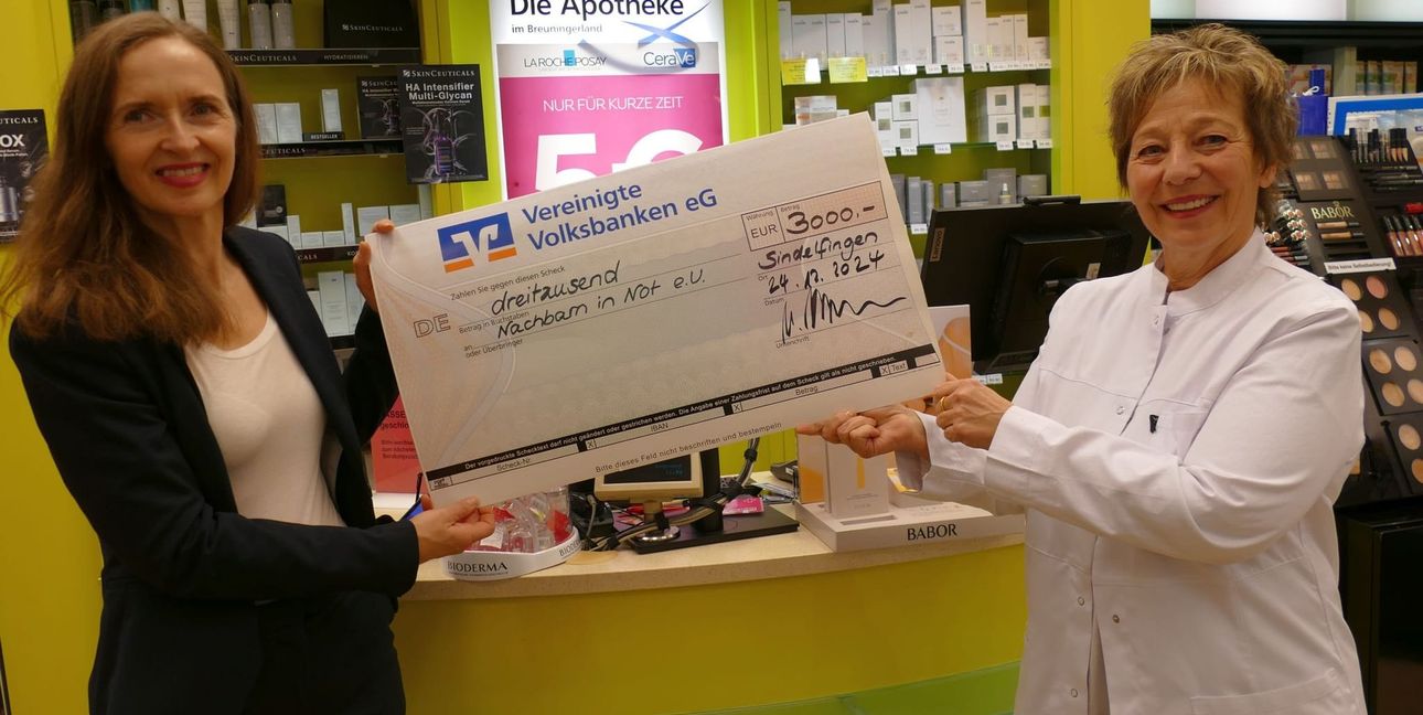 Apothekerin Ulrike Herrmann (rechts) überreicht Carmen Bühl die „Weihnachtsgeschenke“.