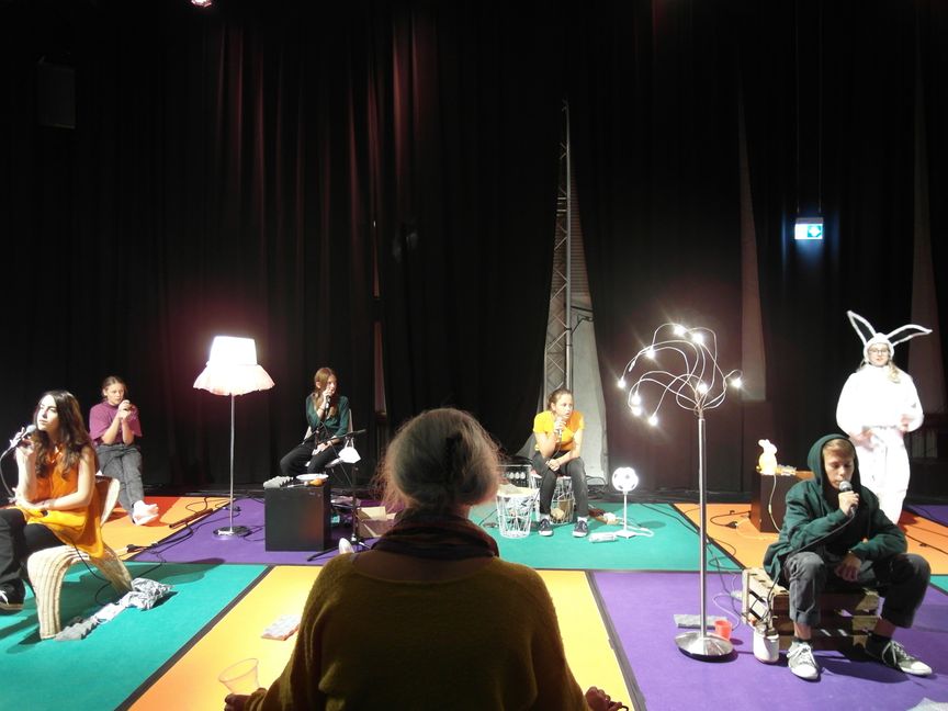 Mit dem Live-Hörspiel „Selbst bestimmt – Das Tier in mir“ präsentiert die Jugendgruppe 1 der Böblinger Kunstschule unter der Leitung von Prisca Maier-Nieden ihren ersten gemeinsamen Auftritt. Elf Jugendliche begeben sich auf die Suche nach der Bedeutung von Unabhängigkeit und Freiheit.  Bild: Staber