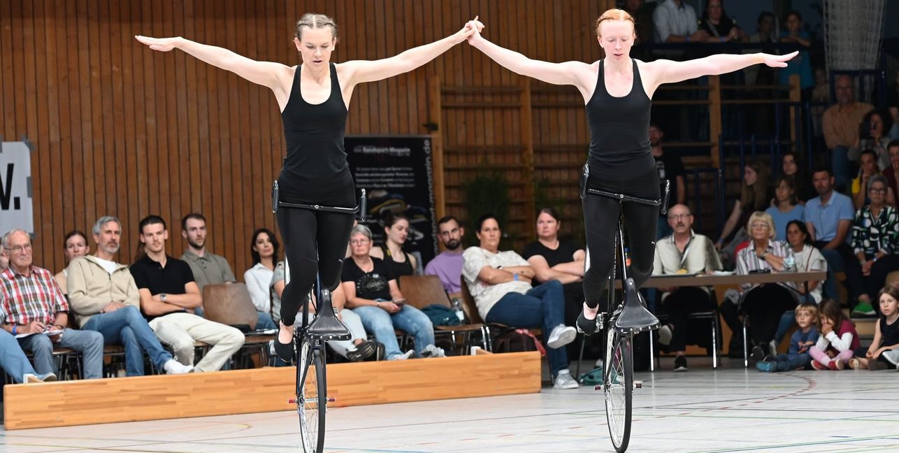 Seit November 2024 ist das Denkendorfer/Magstadter Kunstradduo Annice Niedermayer (links) und Jessie Hasmüller Geschichte. Jessie Hasmüller würde dieser mit einer neuen Partnerin gerne noch ein Kapitel hinzufügen. Die Suche der zweimaligen Weltpokalsiegerin aus Magstadt verlief bisher allerdings ergebnislos.