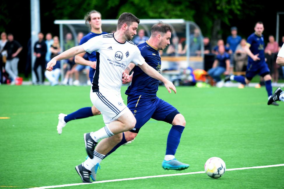 Darmsheims Simon Lindner (rechts am Ball) stellte den Gechinger Domenico Pellino immer wieder vor Probleme und traf zwei Mal.  Bild: photostampe