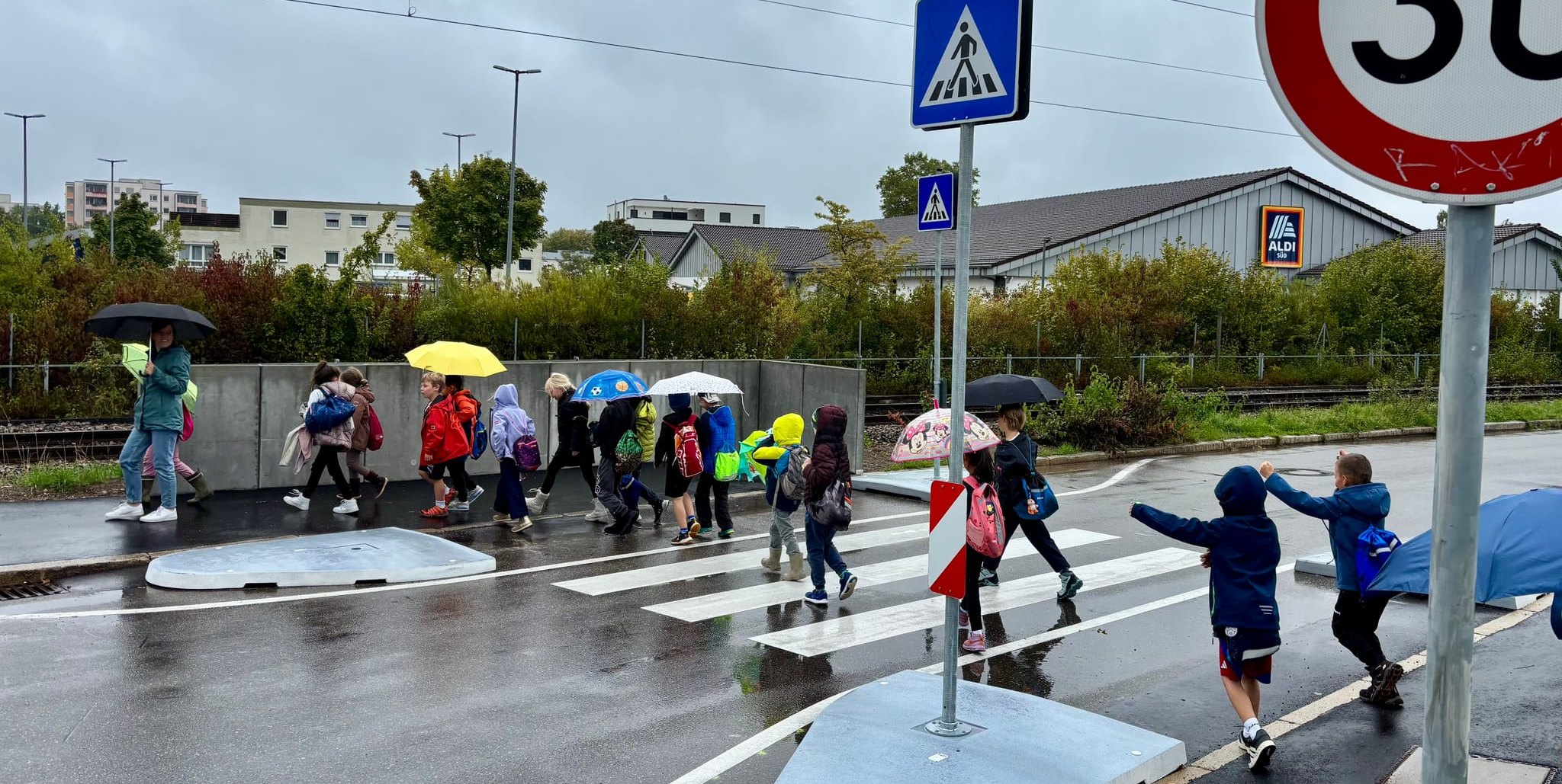 Die Grundschüler der Freien Evangelischen Schule gelangen dank des neuen Zebrastreifens sicher zum Schulgelände an der Böblinger Wilhelm-Maybach-Straße.