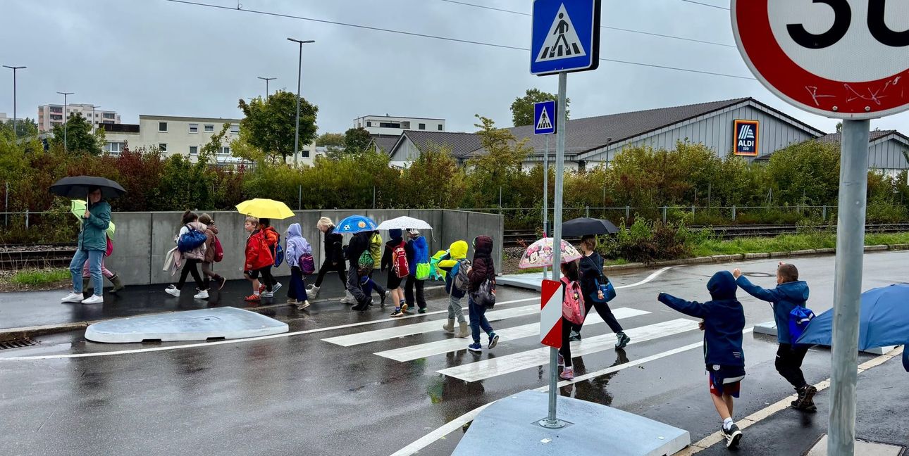 Die Grundschüler der Freien Evangelischen Schule gelangen dank des neuen Zebrastreifens sicher zum Schulgelände an der Böblinger Wilhelm-Maybach-Straße.