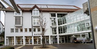 Um ein Wasserproblem zu beseitigen sind Arbeiten im Innenhof des neuen Rathauses in Aidlingen erforderlich.