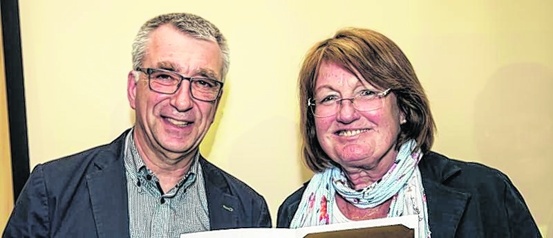 Aidlingens Bürgermeister Ekkehard Fauth überreichte Gisela Grammerstorff die goldene Ehrennadel des WLSB. Bild: Richter