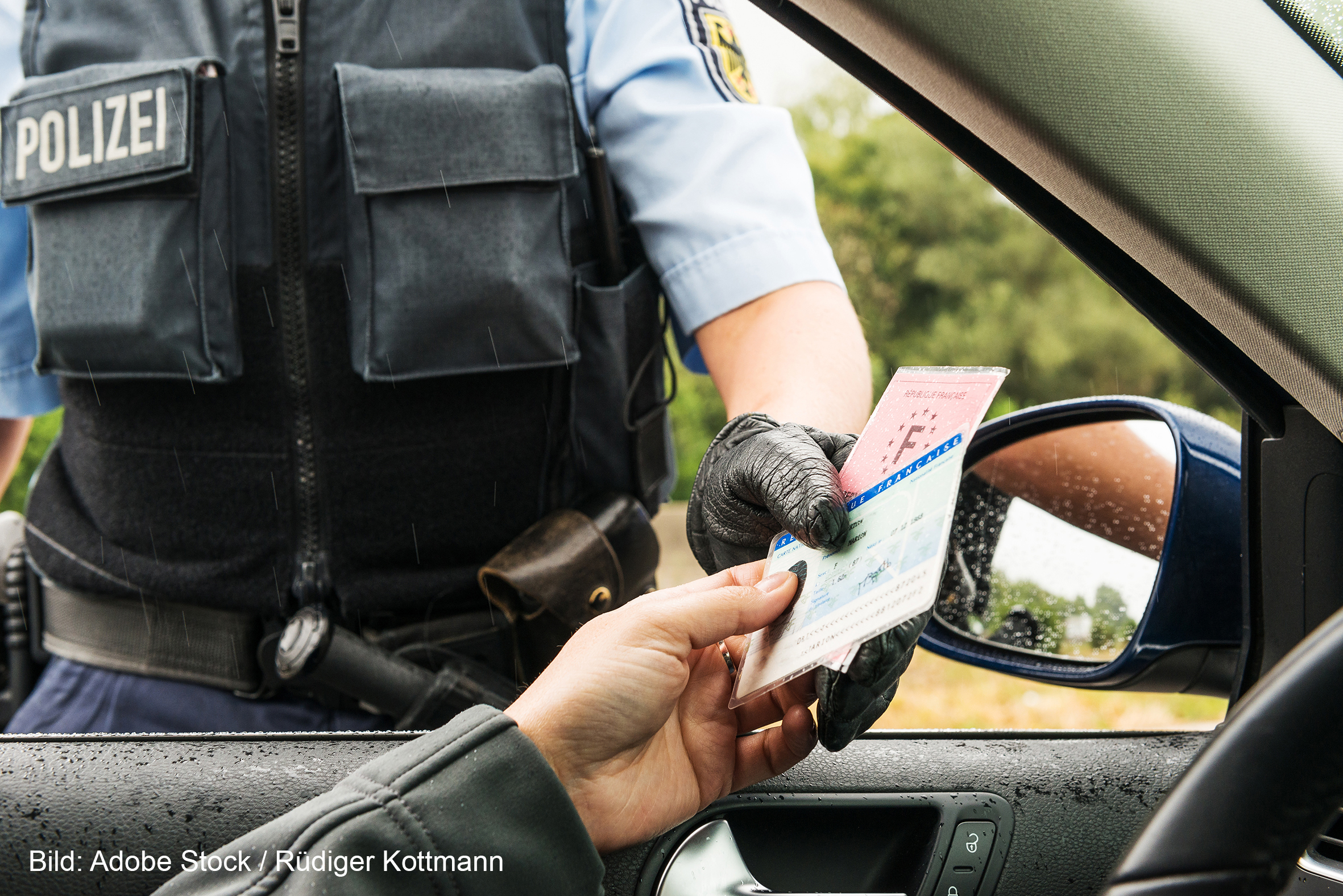 Die Polizei kontrollierte an den beiden vergangenen Wochenenden die jungen Autofahrer auf dem Flugfeld. Bild: Rüdiger Kottmann/Adobe Stock