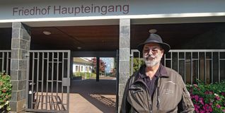 Kaum jemand kennt die Friedhöfe der Stadt so gut wie er: Reiner Schill ist seit 1988 als Gärtnermeister, Organisator und Begleiter im Einsatz.