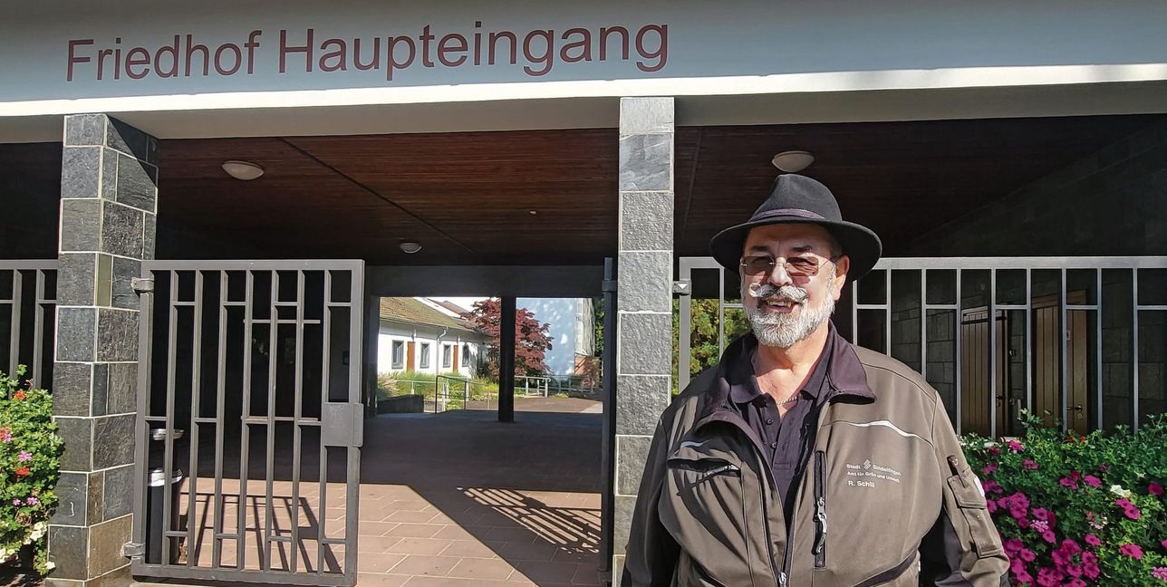 Kaum jemand kennt die Friedhöfe der Stadt so gut wie er: Reiner Schill ist seit 1988 als Gärtnermeister, Organisator und Begleiter im Einsatz.