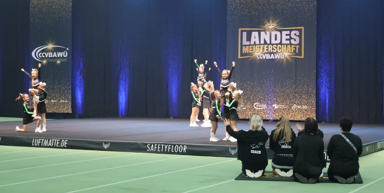 Schon die Kleinsten haben großen Spaß an den Hebefiguren. Bilder: Beelmann