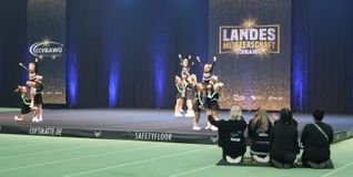 Schon die Kleinsten haben großen Spaß an den Hebefiguren.  Bilder: Beelmann