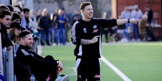 Sindelfingens Trainer Thomas Siegmund freut sich über ein Heimspiel.