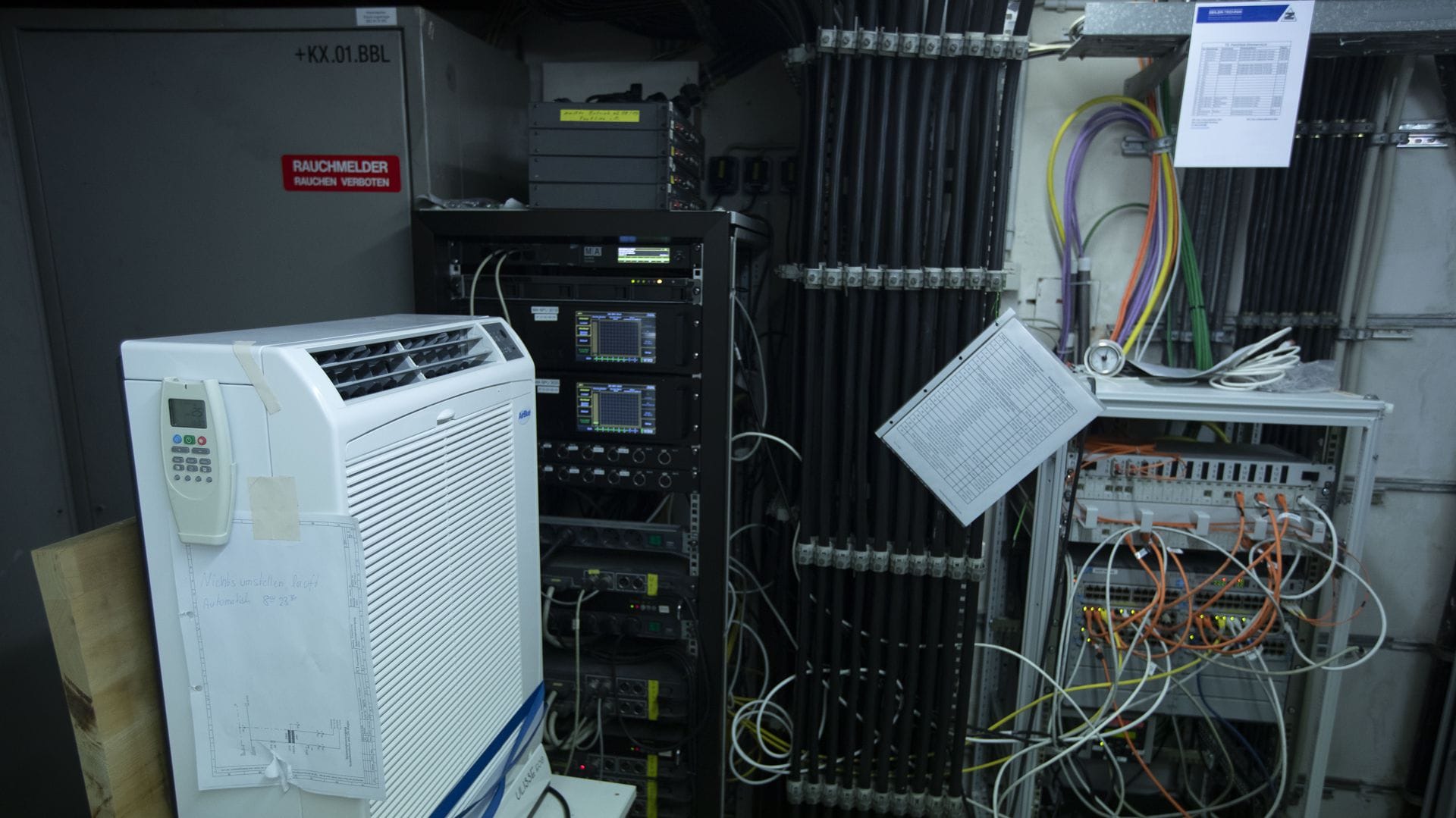 Blick in den Dimmerraum im Opernhaus: So sieht es aus, wenn digitale auf analoge Beleuchtungstechnik trifft – Extra-Kühlung ist vor allem im Sommer angesagt.