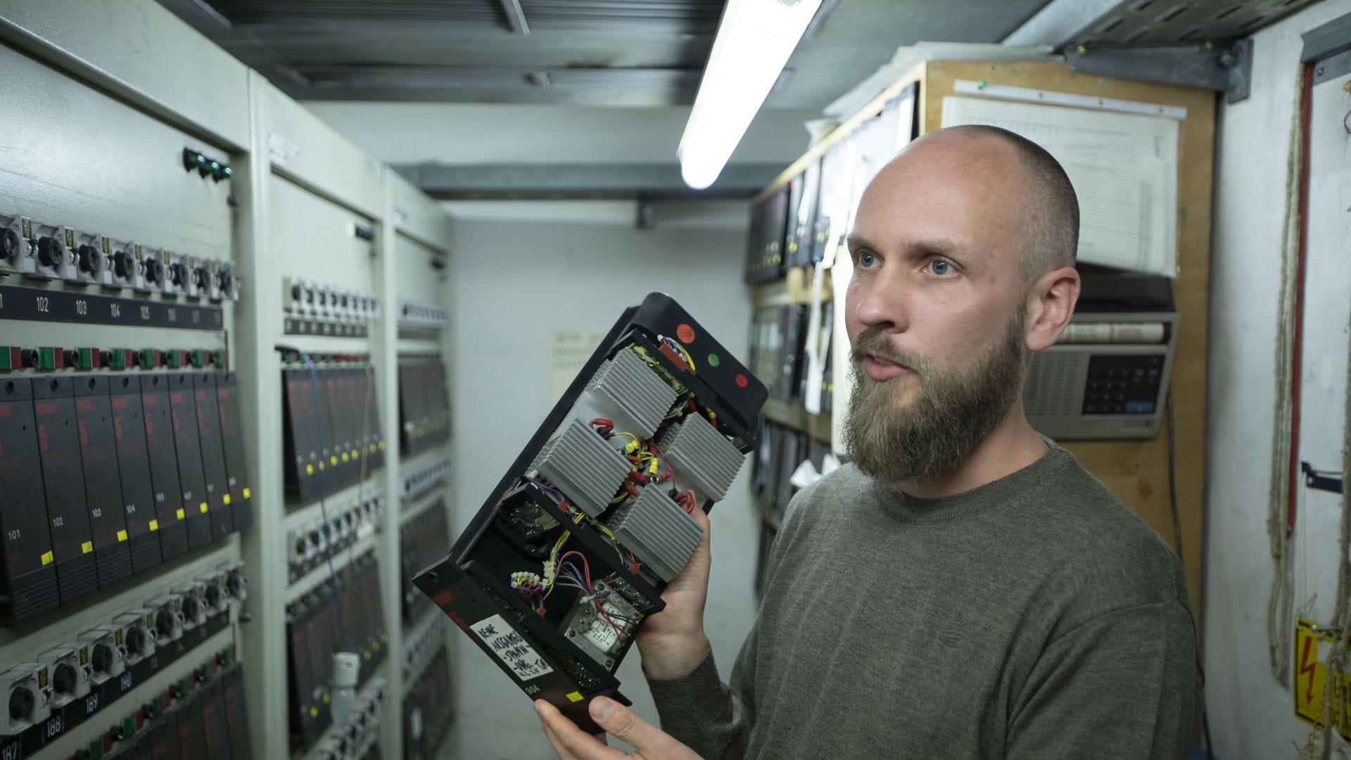 Geht hier was kaputt, hilft nur ein Lötkolben. Ersatzteile gibt es für die Steuerungstechnik der Beleuchtung keine mehr, sagt Nils Heggemann, der Betriebsingenieur der Staatstheater.