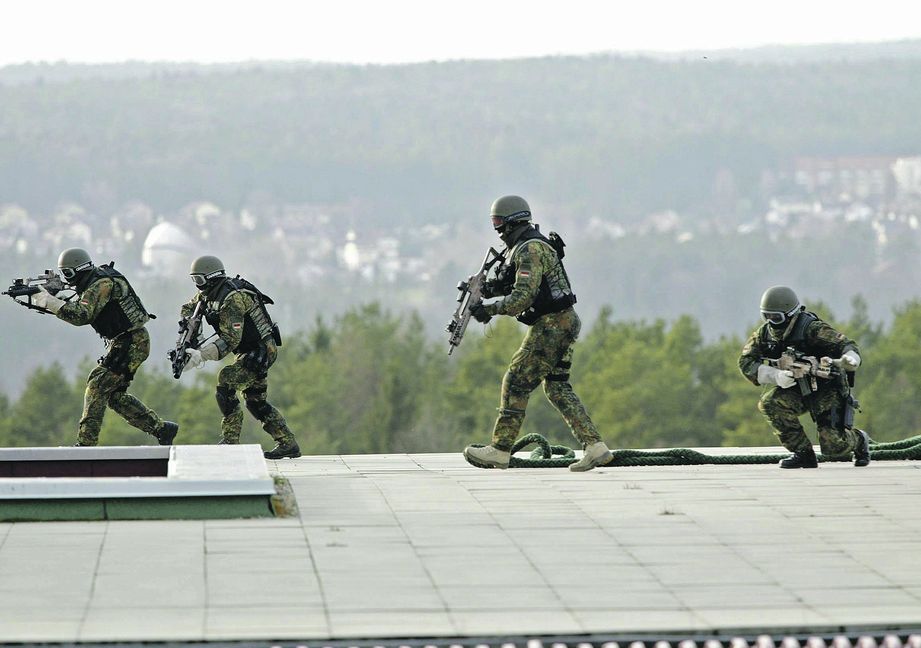 Einsatzkräfte der Bundeswehreinheit Kommando Spezialkräfte (KSK) seilen sich bei einer Übung in der Graf-Zeppelin-Kaserne in Calw ab. Bild: dpa - Bildarchiv