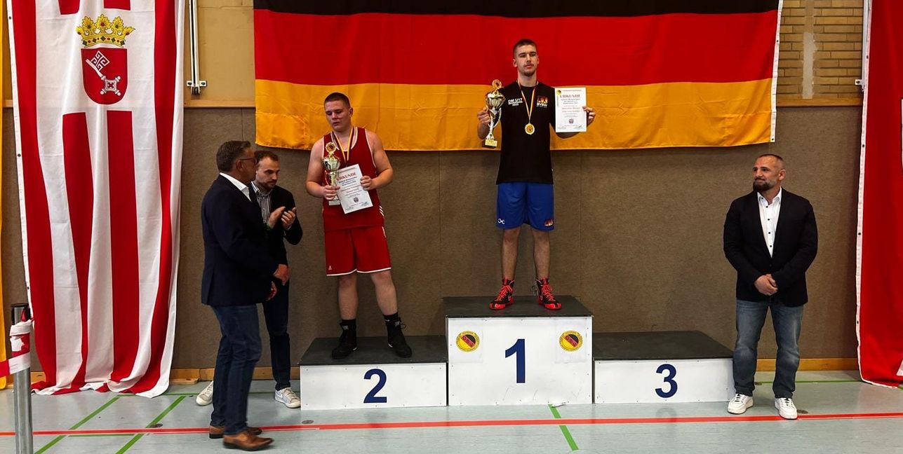 Ganz oben auf dem Siegertreppchen: der Sindelfinger Leon Kostrica ist in Bremerhaven eine Klasse für sich. Bild: z