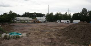 Hier am Sindelfinger Glaspalast sollen die zwei Freiluftsporthallen entstehen. Bild: Heiden