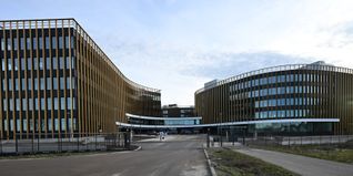 Der IBM Technology Campus in Ehningen ist nach über fünfjähriger Bauzeit bezugsfertig. Im Außenbereich wird, auch jahreszeitlich bedingt, noch gearbeitet. So wurden am Einweihungstag noch Bäume gepflanzt.