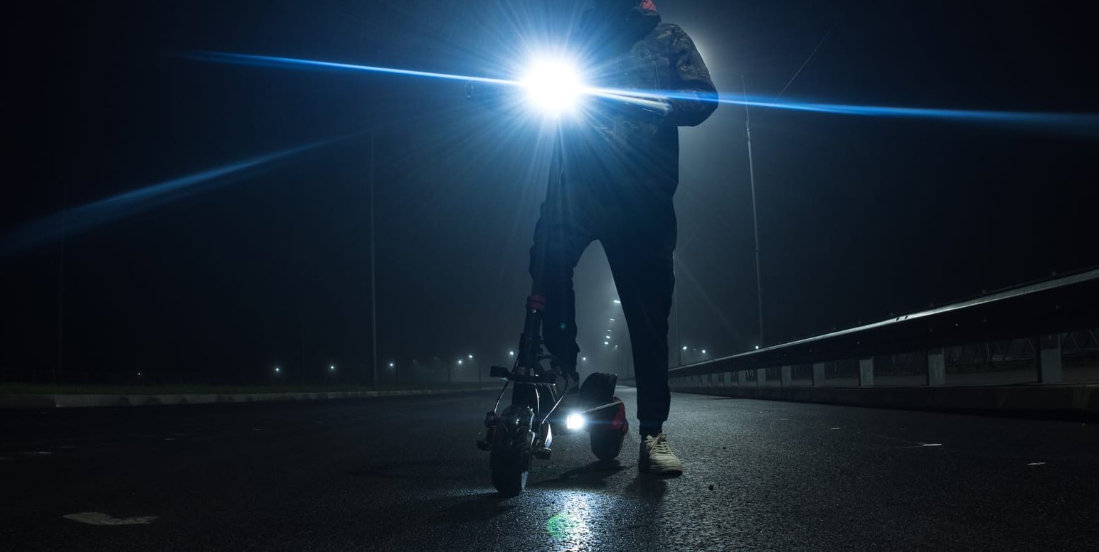 Der Bus musste dem E-Scooter-Fahrer ausweichen und krachte gegen eine Laterne.