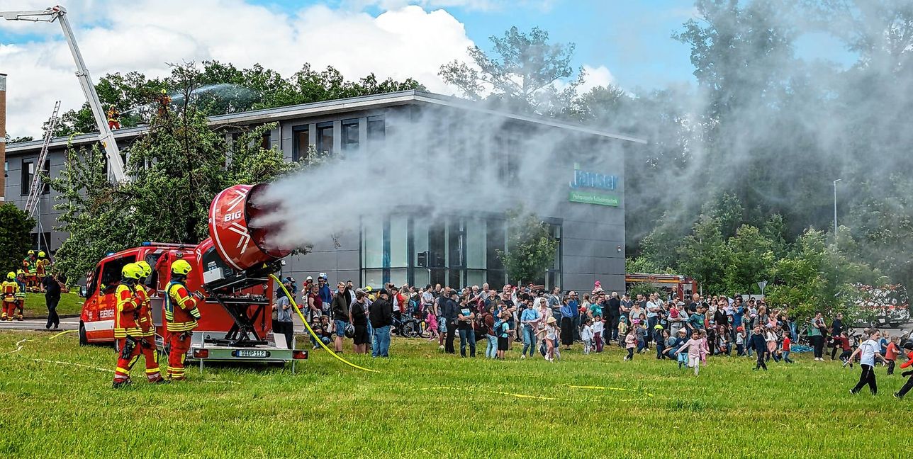 Zum Schutz der Wiese und der Tankstelle wurde von der Ehninger Feuerwehr ein Wassernebel mittels Großlüfter versprüht. Bild: Nüßle