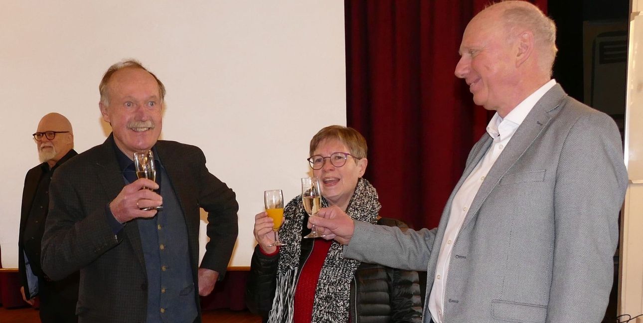 Thomas Speer (Noch-Kirchengemeinderatsvorsitzender der Martinskirche), Rosemarie Reiter (Johanneskirche) und Jo Roesler (Christuskirche) stoßen auf die gemeinsame Kirchengemeinde an. Am ersten Advent wird ein gemeinsamer Kirchengemeinderat gewählt.