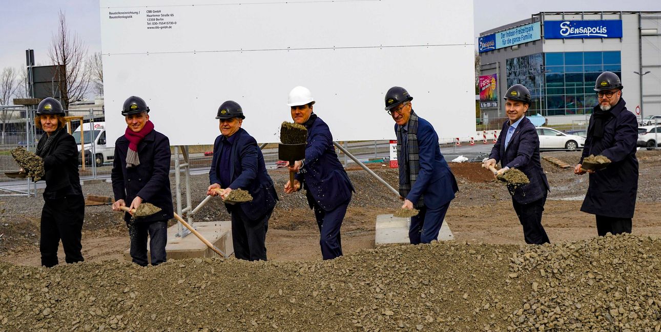 Zum Spaten griffen (von links) Sindelfingens Baubürgermeisterin Dr. Corinna Clemens, Ministerialdirektor Dr. Thilo Walker sowie Dr. Gunther Essinger, Medinzinscher Geschäfstführer Zentrum für seelische Gesundheit, Michael Eichhorst, Geschäftsführer Zentrum für Psychiaterie Calw, Landrat Roland Bernhard, Böblingens OB Dr. Stefan Belz und Architekt Oliver Braun. Bild: Dettenmeyer