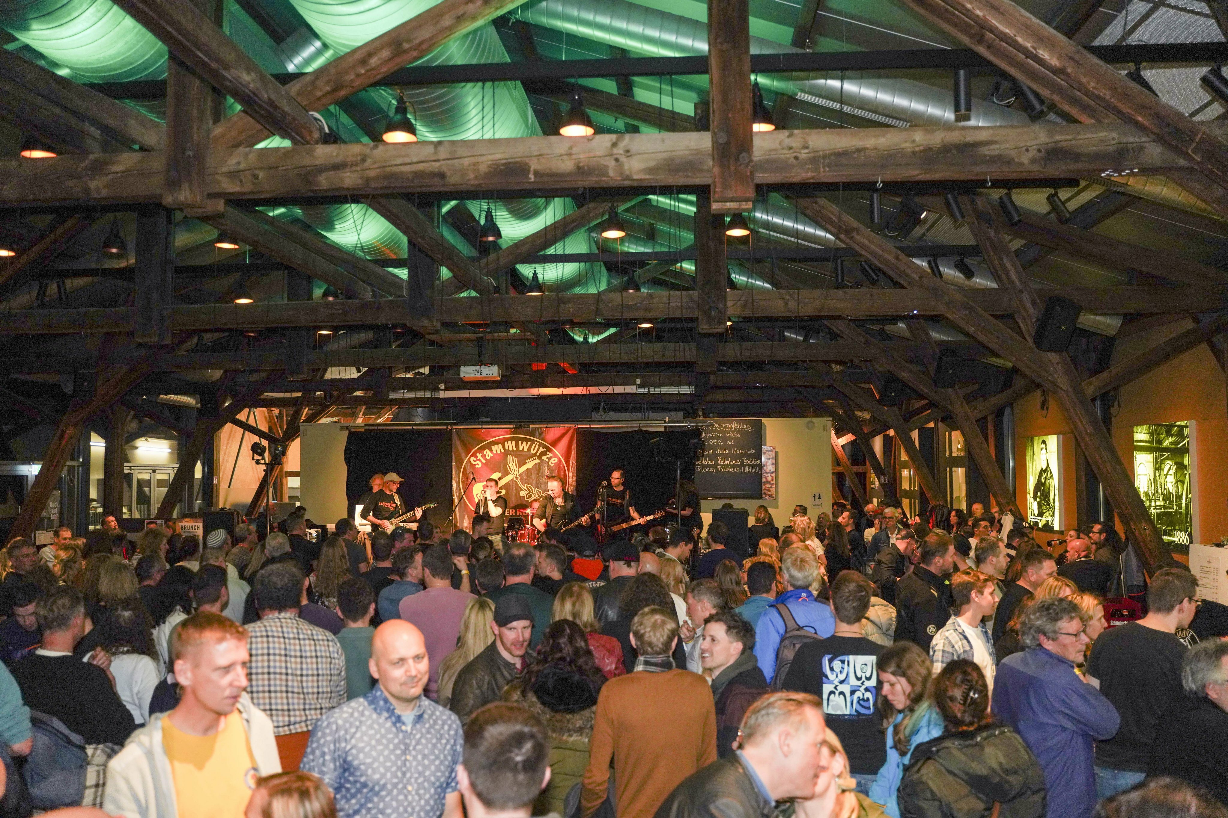Das Brauhaus gleicht bei der Polarnacht dank der Band „Stammwürze“ eher einem Tollhaus.