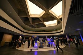 Der Eingangsbereich mit Empfang und Kommunikationsebene. Der flachere Mittelbau verbindet die vier Hauptgebäude. 	Bild: Reichert