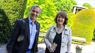 Thomas Kölpin und Staatssekretärin Gisela Splett mit der neuen App.