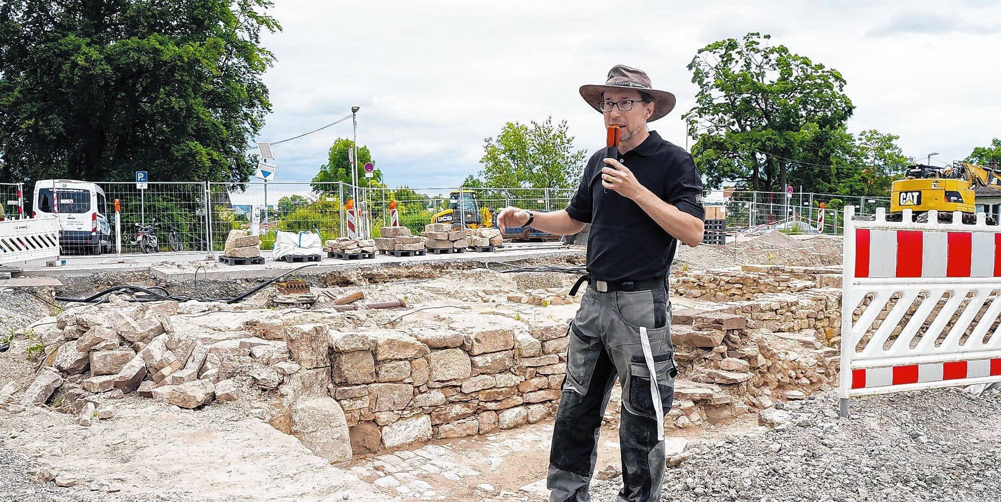 Christoph Lehnert inmitten der Baustelle.