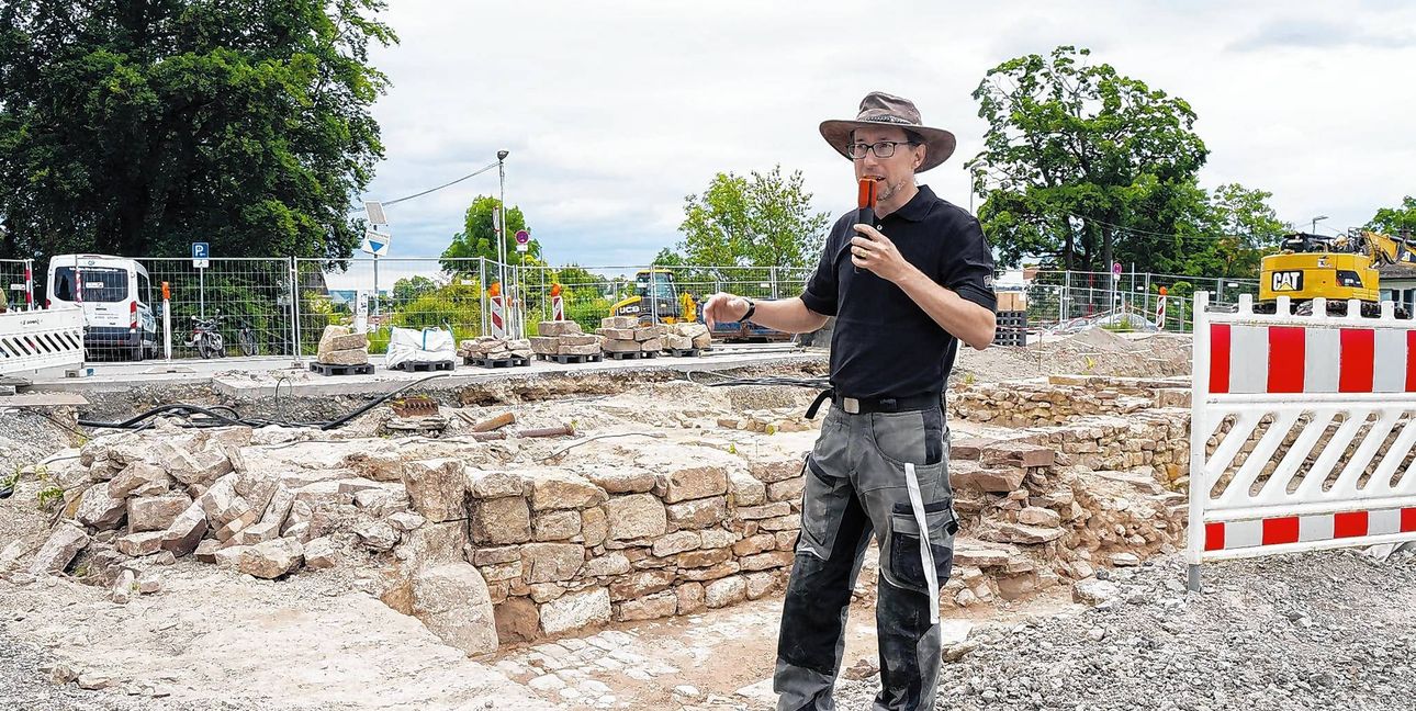 Christoph Lehnert inmitten der Baustelle.