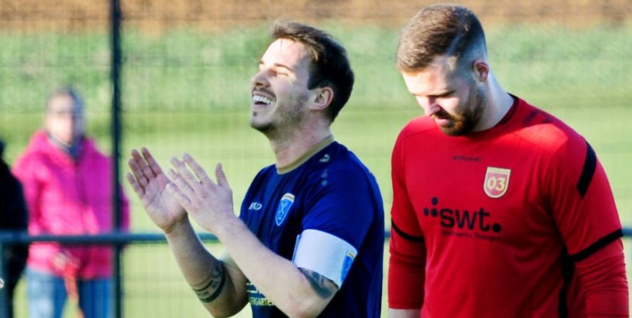 Einsatz fraglich: Torjäger Simon Lindner musste am Mittwoch entkräftet vom Platz.Bild: Photostampe