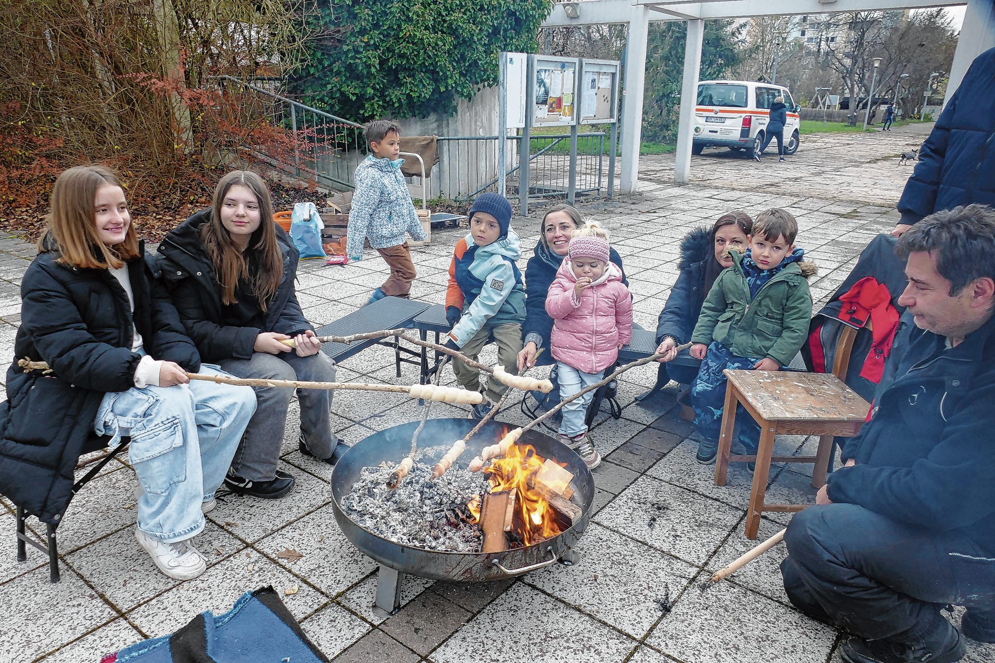 Neben Stockbrot gab es noch Kreativstationen, Verkaufstische mit handgefertigten Produkten, Leckereien wie Waffeln, Crêpes, Kuchen, Glühwein und Punsch.
