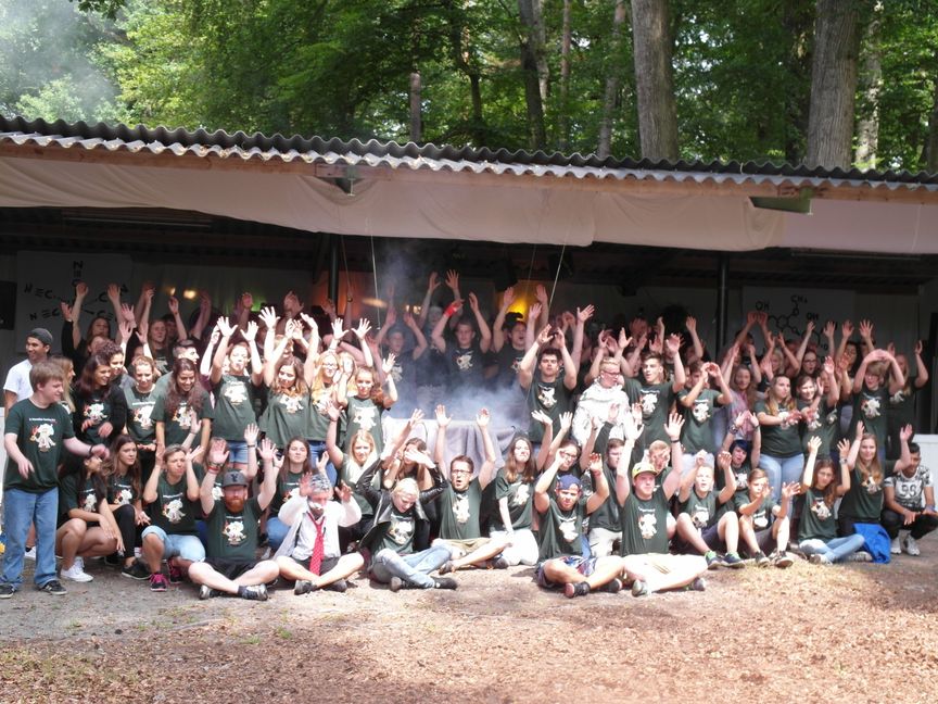 Mit einem Fest wurde im Waldheim am Böblinger Tannenberg die vierwöchige Stadtranderholung eröffnet. Kinder und Betreuer freuen sich auf tolle Tage im Sommer.	(Bild: Staber)