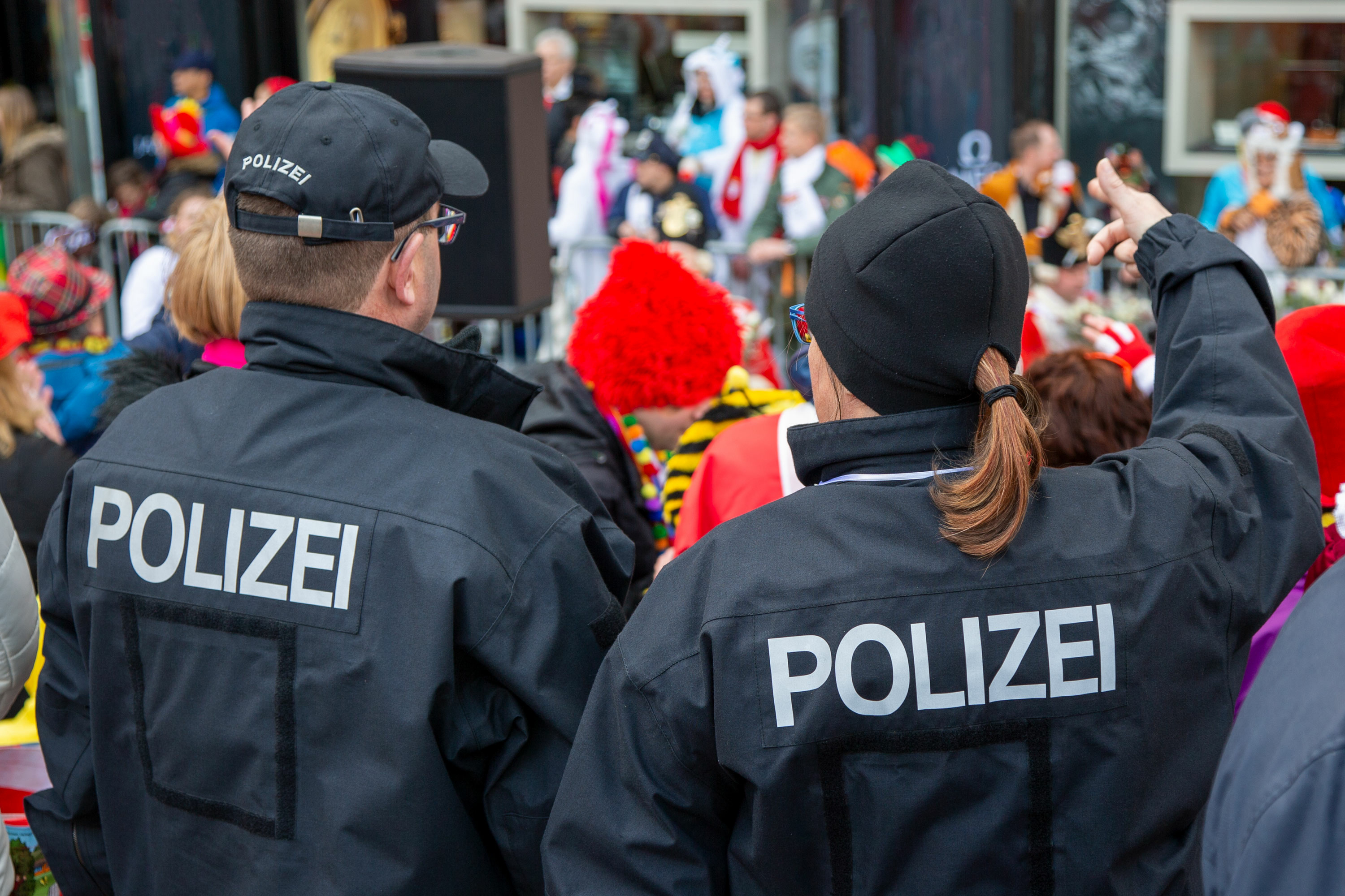 Sicher ist sicher: Damit nichts Dummes passiert, sind Polizeibeamte bei größeren Faschingsveranstaltungen vor Ort. In Uniform, aber auch in Zivil.      Bild: DABLJU / Adobe Stock
