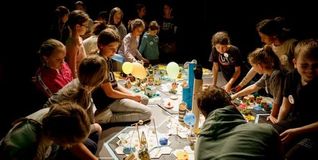 Gemeinsam beraten die Schülerinnen und Schüler der DAT-Kunstschule kommende Themen.