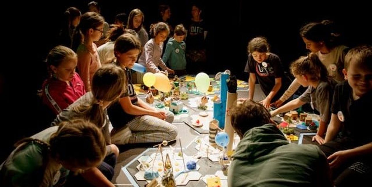 Gemeinsam beraten die Schülerinnen und Schüler der DAT-Kunstschule kommende Themen.