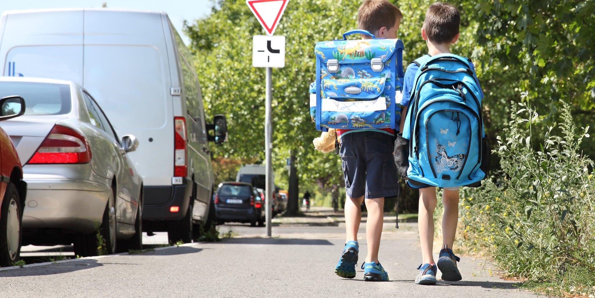 Vor dem ersten Schultag sollten Eltern den Weg zur Schule mit ihren Kindern mehrmals gemeinsam ablaufen.
