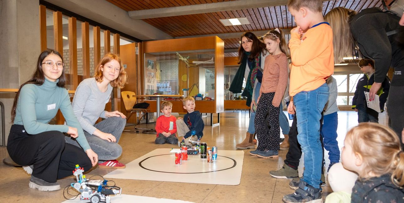 Wie programmiert man einen Roboter? Die Antwort darauf wird am Buntstift erläutert. Bild: Nüßle