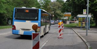 Die Bushaltestelle vorm Pfarrwiesengymnasium heute: Künftig entfällt die Bucht, der Bus hält direkt auf der Straße. Bild: Klemm