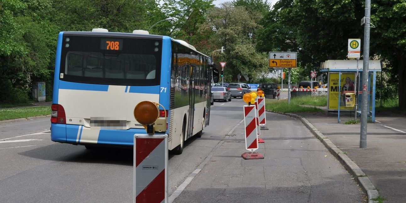 Die Bushaltestelle vorm Pfarrwiesengymnasium heute: Künftig entfällt die Bucht, der Bus hält direkt auf der Straße. Bild: Klemm