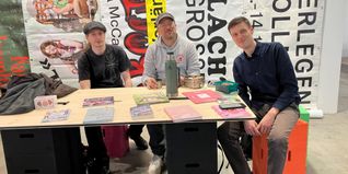 Gruppenbild am Messestand – das Team des Deutschen Fleischermuseums freut sich auf die Art Karlsruhe 2026.
