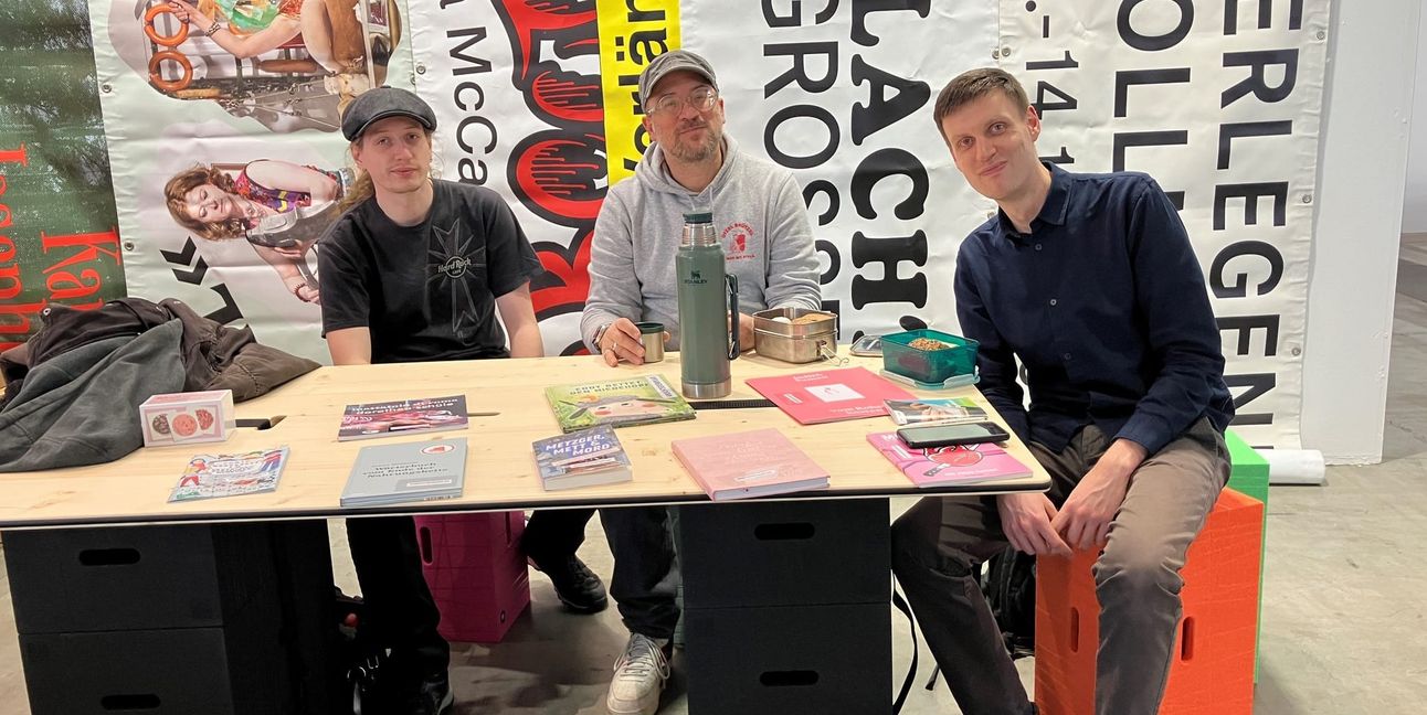 Gruppenbild am Messestand – das Team des Deutschen Fleischermuseums freut sich auf die Art Karlsruhe 2026.