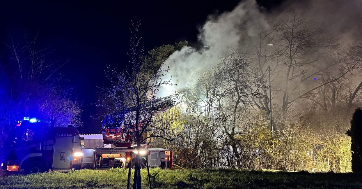 Auch die  Drehleiter der Feuerwehr Böblingen  kam am Sonntagabend in Breitenstein zum Einsatz.
