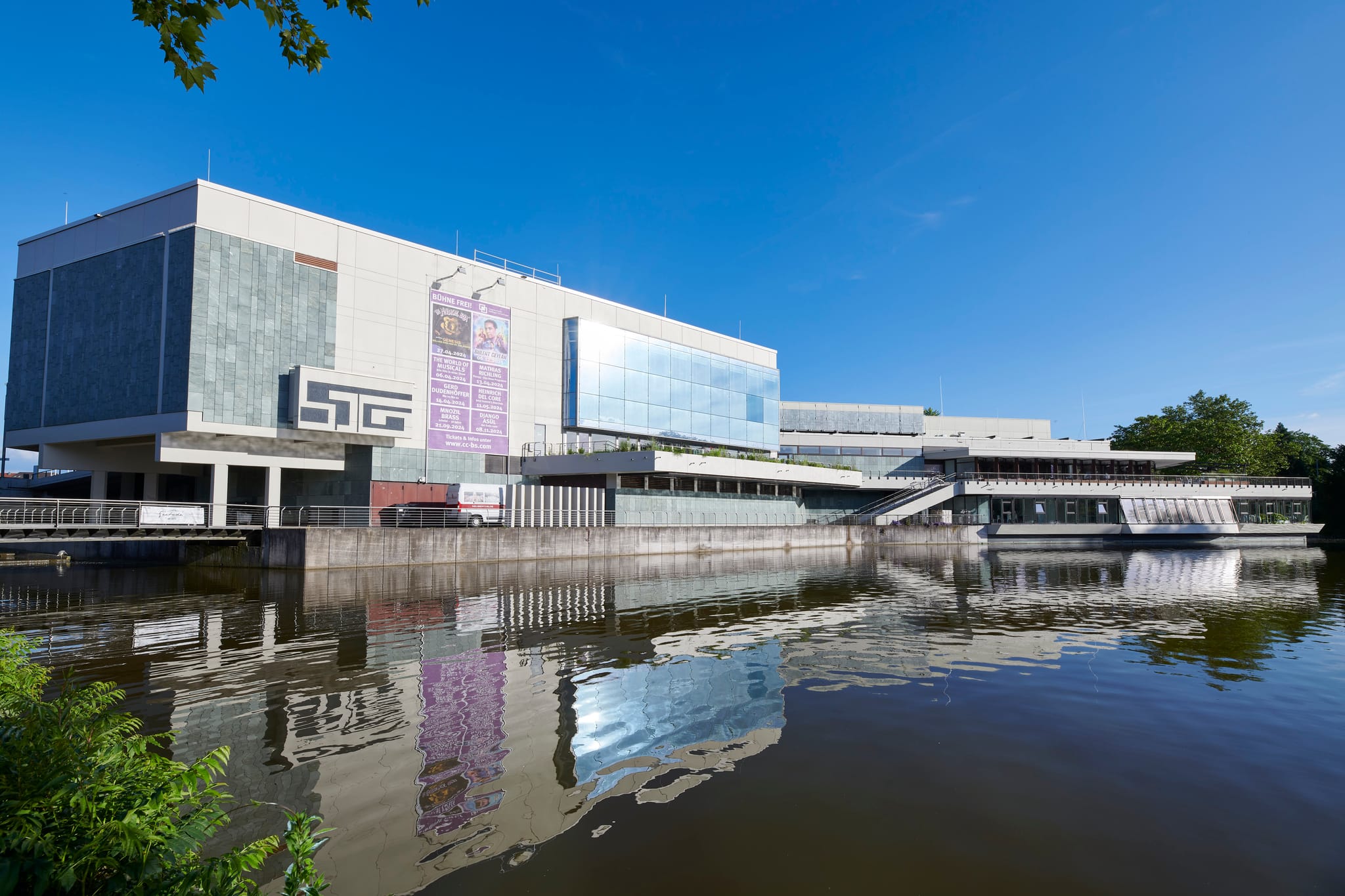 Geht es nach dem Sindelfinger Stadtrat Dr. Hans-Peter Vögele soll die Böblinger Kongresshalle oder die Sindelfinger Stadthalle geschlossen werden.