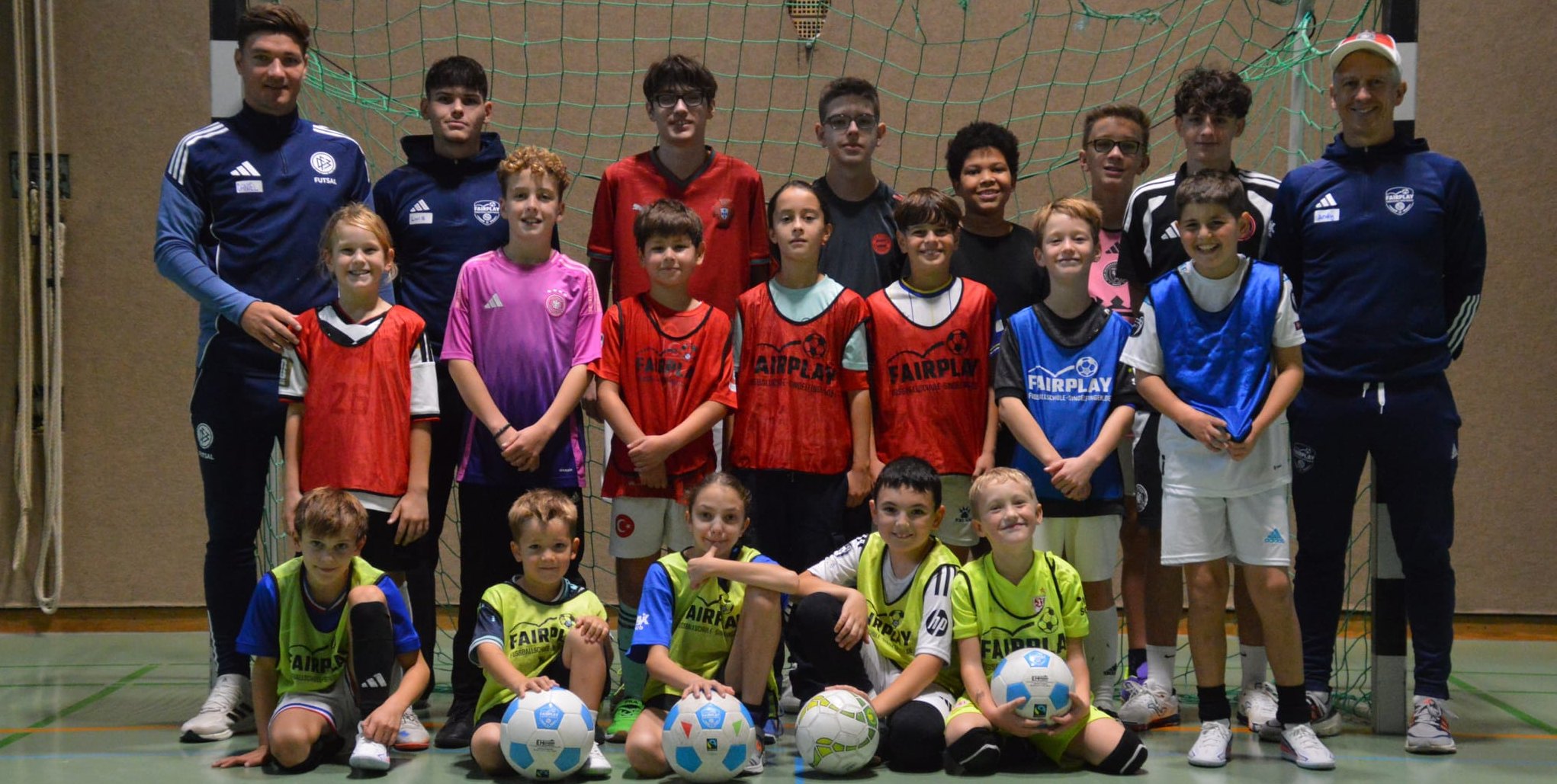 Andreas Russky (rechts), der Leiter der Fußballschule Fair Play, begrüßte beim Herbstcamp Daniel Fredel (links), Co-Trainer der deutschen U19-Futsal-Nationalmannschaft, sowie den U19-Futsal-Nationalspieler Daniel Pervorfi (Zweiter von rechts), der unter D