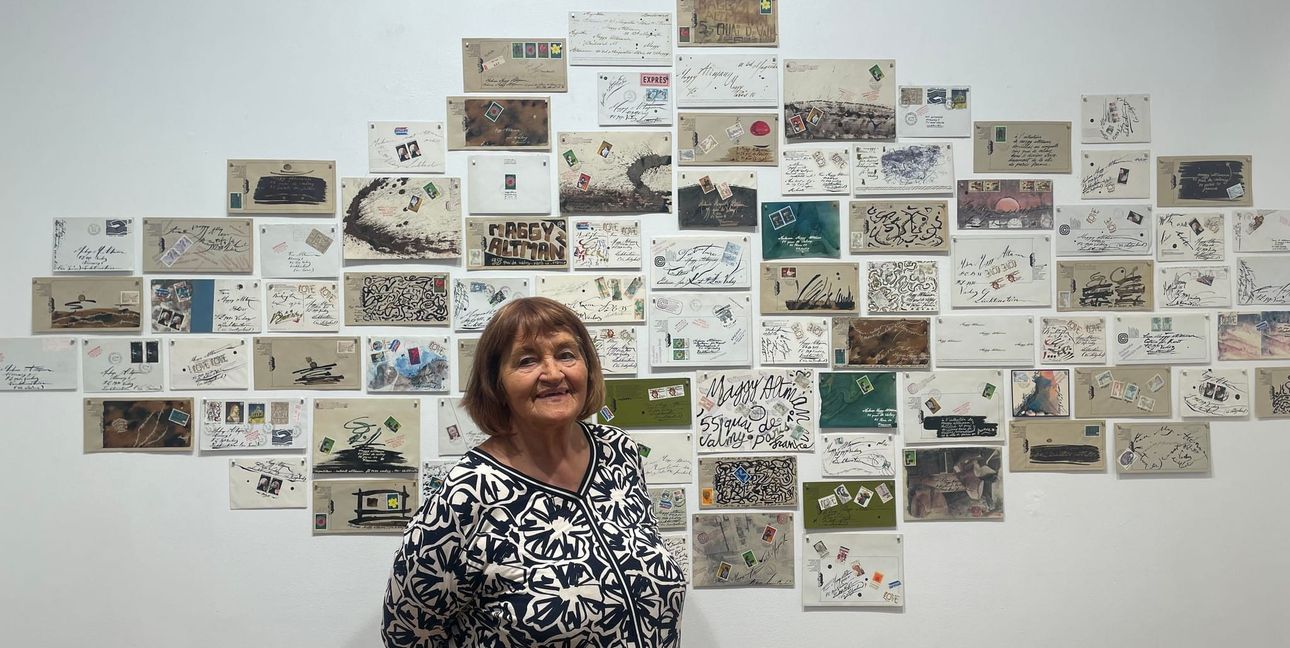 Maggy Mauritz vor der Wand mit den künstlerisch gestalteten Briefen von Roberto Altmann in Paris. Bild: P. Bausch
